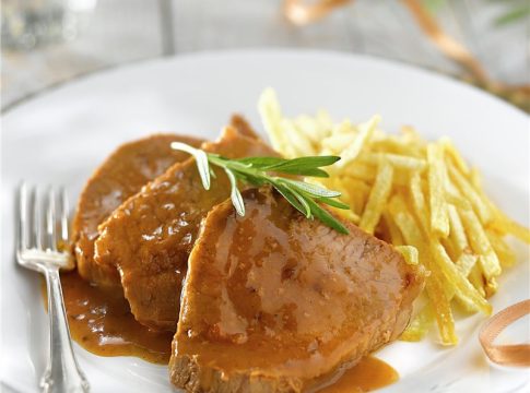 redondo-de-ternera-con-salsa-y-patatas-paja_a1100402_800x800