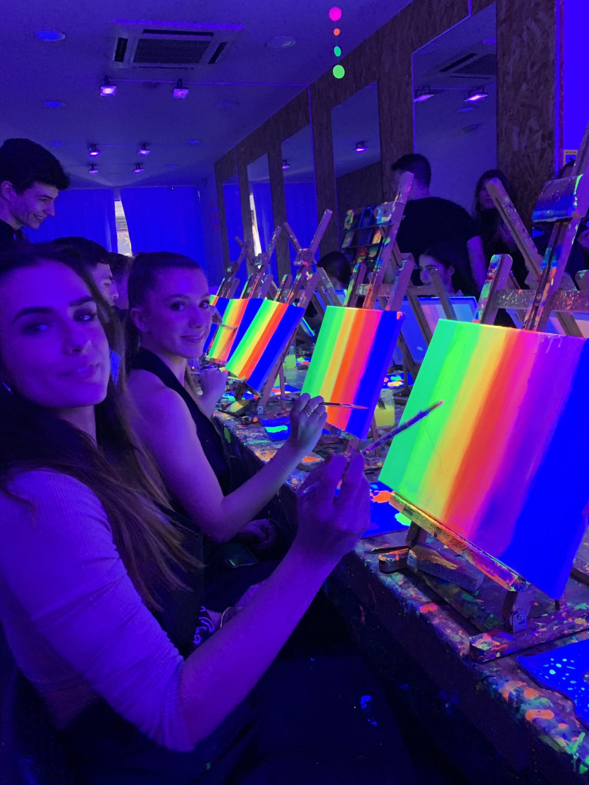 Wine Gogh: Clases de arte con toques divinos en Madrid, Valencia, Barcelona y Sevilla Wine Gogh: Clases de arte con toques divinos en Madrid, Valencia, Barcelona y Sevilla