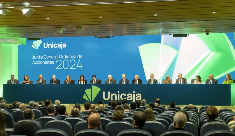 Unicaja termina la transición: Sevilla releva a Azuaga en la presidencia Unicaja termina la transición: Sevilla releva a Azuaga en la presidencia
