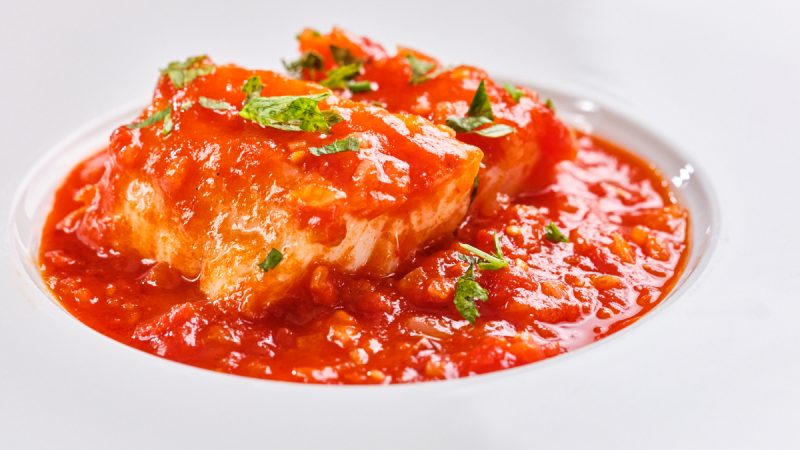Bacalao con tomate: Un exquisito clásico de la cocina mediterránea 1 Merca2.es 63fe7ba3c124c Merca2.es