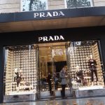 Prada reduce outlets y dispara las ventas de bolsos exclusivos en plena desaceleración del lujo 1 Merca2 Establecimiento de Prada.