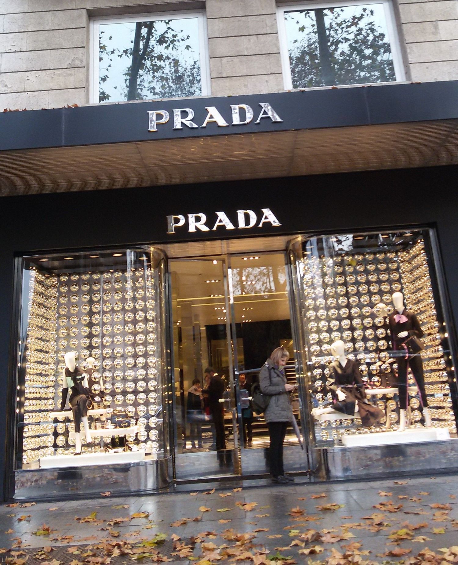 La posible compra de Versace por parte de Prada añade la chispa a sus acciones