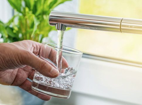 Agua-beber-grifo-jpg El ranking definitivo de las mejores aguas de grifo en España según la OCU