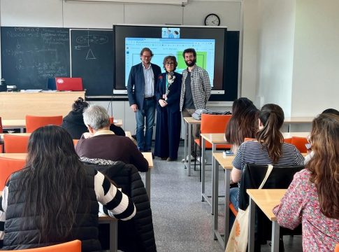 Alfonso Loriga, responsable de Formación de Cáritas Madrid junto a Aurora Herraiz, directora de Responsabilidad Social Corporativa (RSC) de la Fundación Jiménez Díaz, y el formador del curso