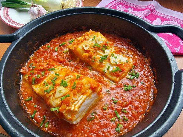 Bacalao con tomate: Un exquisito clásico de la cocina mediterránea 3 Merca2.es BACALAO EN TOMATE EXPRES 9 scaled 1 Merca2.es