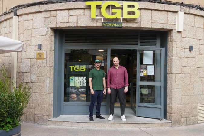 Carlos Chamorro, franquiciado de 100 Montaditos: “Restalia ha sido fundamental en mi experiencia” 2 Merca2.es Carlos Chamorro con Vitor Bueno, jefe de equipo del local de The Good Burger