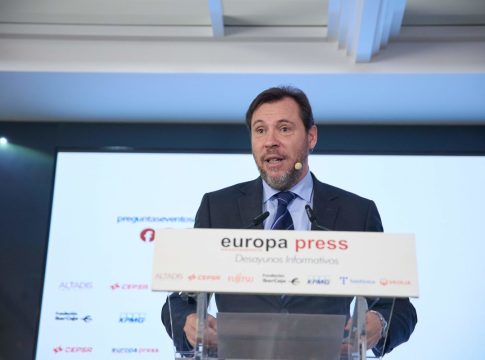 EuropaPress_5889430_ministro_transportes_movilidad_sostenible_oscar_puente_interviene_desayuno-1