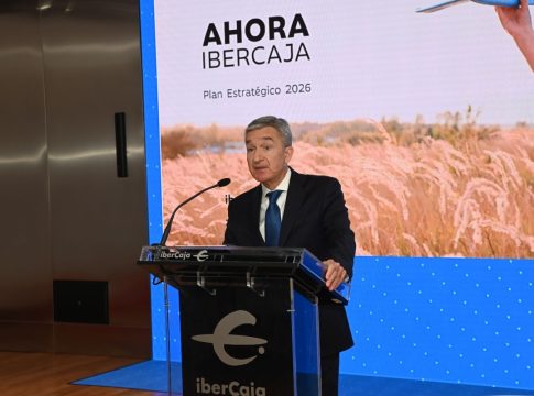 El consejero delegado de Ibercaja Banco, Víctor Iglesias, interviene durante la presentación del nuevo Plan Estratégico 2024-2026, en la sede central de Ibercaja, a 27 de abril de 2024, en Zaragoza, Aragón (España).