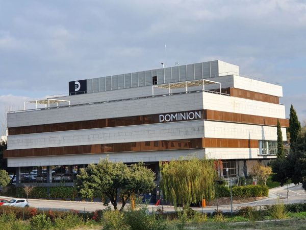 Dominion afronta otro trimestre débil, pero mantiene el crecimiento de su negocio recurrente 1 Merca2 Imagen: Sede de Dominion en Madrid