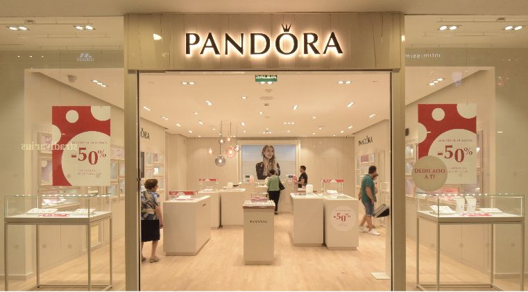 No te pierdas los pendientes de aro de Pandora ideales para lucir con tus outfits primaverales