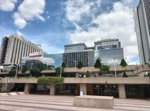 Mapfre confía a Savills la comercialización de Perón 40, un edificio de oficinas y espacio flex en AZCA Mapfre ha confiado a Savills la comercialización de los espacios libres en las oficinas de edificio Perón 40 y el reposicionamiento del inmueble, tras la reconversión que está llevando a cabo del Centro Comercial Moda Shopping a un espacio flexible de oficinas, que será el más importante a nivel nacional, con algo más de 9.000 m2. El proyecto incluye la creación de una amplia terraza en la azotea que dará servicio a los usuarios de las oficinas y distintos espacios de restauración y servicios. El edificio tiene una superficie de 20.950 m² distribuidos en cuatro plantas de más de 5.000 m2 de espacio tradicional de oficinas, renovadas teniendo en cuenta las nuevas necesidades de las empresas en sus modelos de trabajo, tanto en sostenibilidad, flexibilidad como bienestar de sus usurarios y que cuenta con Certificación LEED ORO. Actualmente quedan disponibles 2.986 m2. La tasa de disponibilidad en AZCA se ha reducido del 10% desde hace 3 años al 5,46% a cierre del 2023. Savills apunta también que las compañías demandan cada vez más edificios rehabilitados sostenibles, bien comunicados y que ofrezcan variedad de servicios a sus empleados, por lo que la opción de las oficinas en el inmueble de Perón 40 es una magnífica oportunidad para las empresas que se quieran instalar en la zona. Mapfre confía a Savills la comercialización de Perón 40, un edificio de oficinas y espacio flex en AZCA Mapfre ha confiado a Savills la comercialización de los espacios libres en las oficinas de edificio Perón 40 y el reposicionamiento del inmueble, tras la reconversión que está llevando a cabo del Centro Comercial Moda Shopping a un espacio flexible de oficinas, que será el más importante a nivel nacional, con algo más de 9.000 m2. El proyecto incluye la creación de una amplia terraza en la azotea que dará servicio a los usuarios de las oficinas y distintos espacios de restauración y servicios. El edificio tiene una superficie de 20.950 m² distribuidos en cuatro plantas de más de 5.000 m2 de espacio tradicional de oficinas, renovadas teniendo en cuenta las nuevas necesidades de las empresas en sus modelos de trabajo, tanto en sostenibilidad, flexibilidad como bienestar de sus usurarios y que cuenta con Certificación LEED ORO. Actualmente quedan disponibles 2.986 m2. La tasa de disponibilidad en AZCA se ha reducido del 10% desde hace 3 años al 5,46% a cierre del 2023. Savills apunta también que las compañías demandan cada vez más edificios rehabilitados sostenibles, bien comunicados y que ofrezcan variedad de servicios a sus empleados, por lo que la opción de las oficinas en el inmueble de Perón 40 es una magnífica oportunidad para las empresas que se quieran instalar en la zona.