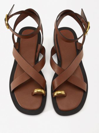 SANDALIAS PLANAS CRUZADAS ADORNO METÁLICO
