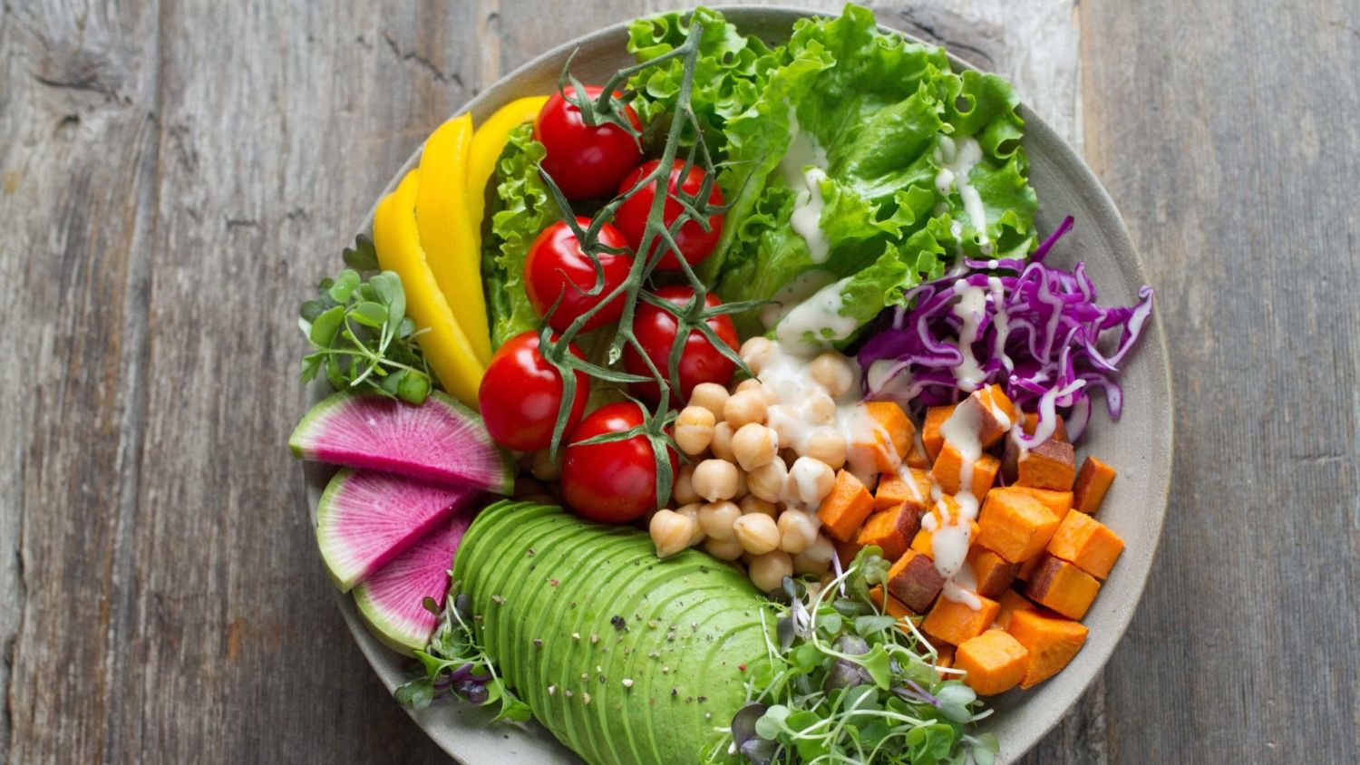 Vegetarianos, ¡atentos! Claves para una dieta completa y saludable 2 Merca2.es VITAMINAS Y MINERALES ESENCIALES