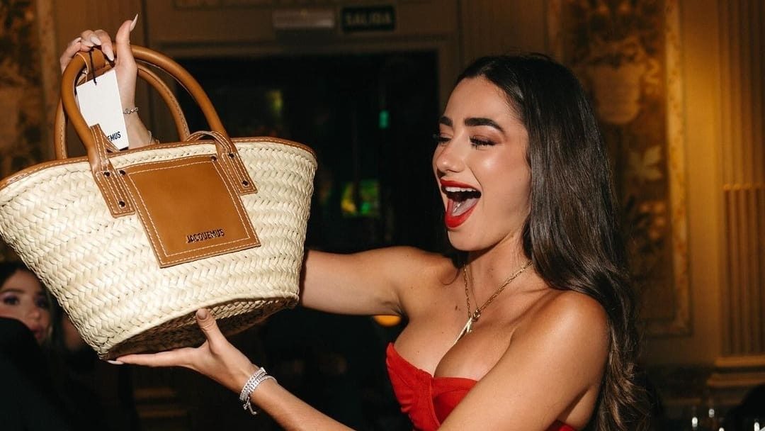 El bolso de alta gama que Lola Lolita estrenó en su cumpleaños; No creerás su precio 1 Merca2.es Lola Lolita y el bolso de alta gama que le regalaron en su cumpleaños
