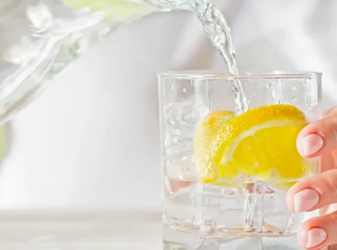 agua-con-limón Cómo el agua con limón en ayunas puede transformar tu salud en tan solo 7 días