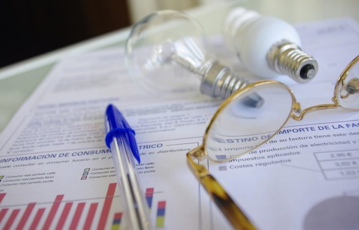 Antonio Aceituno (Tempos): "Para que España sea competitiva en energía, hay que 'limpiar' la factura de cargos extra" 1 Merca2.es ahorrar-energia-1