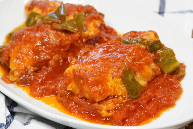 Bacalao con tomate: Un exquisito clásico de la cocina mediterránea 2 Merca2.es bacalao con tomate scaled 1 Merca2.es