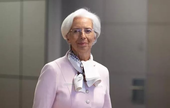 Lagarde apuesta por grandes fusiones bancarias para competir con rivales en China y EEUU