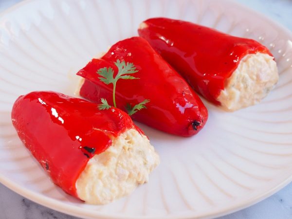 Pimientos del piquillo rellenos, un plato lleno de variedad 2 Merca2.es reservar los pimientos rellenos de atun en la nevera hasta el momento de servir Merca2.es