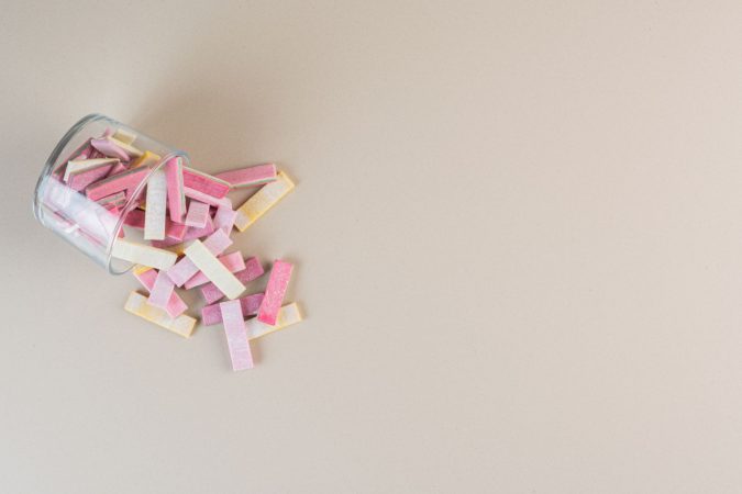 Mercadona lanza unos chicles que te llenarán de energía y están acabándose en sus tiendas 3 Merca2.es top view strip gums jar cream Merca2.es