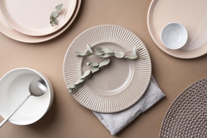 Ni Primark ni Zara Home, Alcampo tiene la vajilla más primaveral por menos de 30 euros 3 Merca2.es top view tableware arrangement table Merca2.es