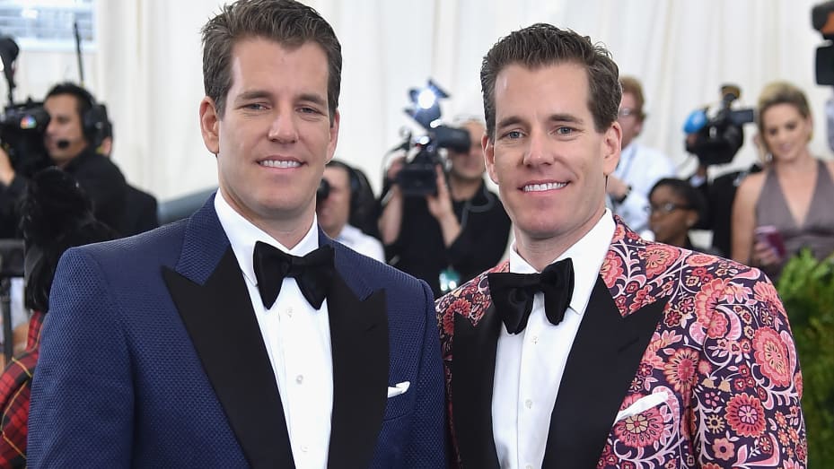 Conoce a los hermanos Winklevoss quien fundaron el primer club de fútbol impulsado con Bitcoin 2 Merca2.es ¿Quiénes son Cameron y Tyler Winklevoss?