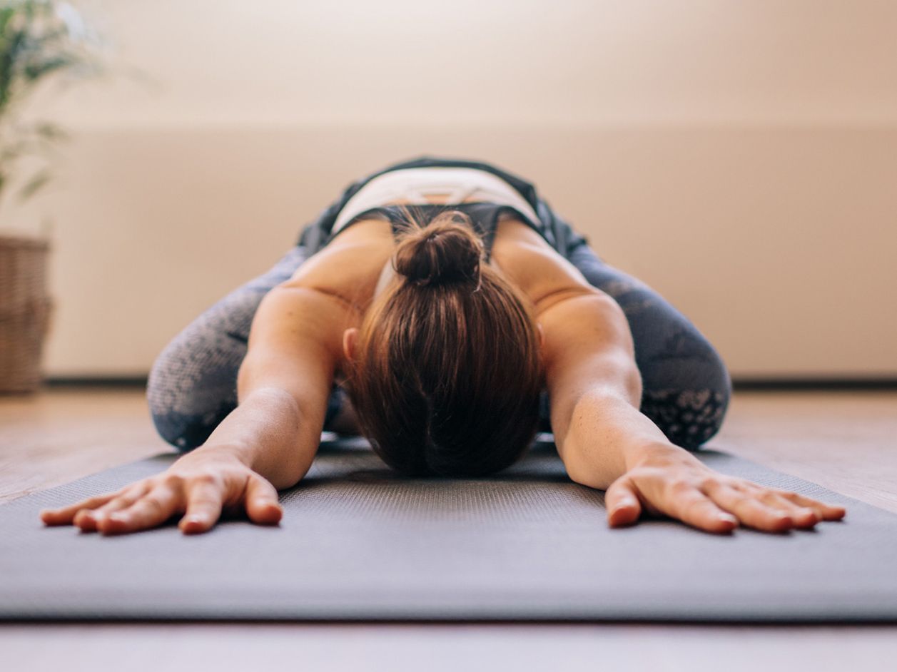 5 poses de yoga para aliviar el dolor crónico de espalda 2 Merca2.es De dónde viene la milenaria práctica del yoga