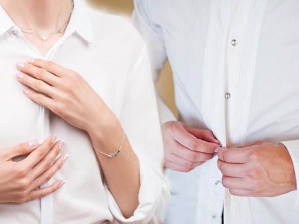 Razones históricas detrás de la ubicación de los botones en la ropa masculina y femenina