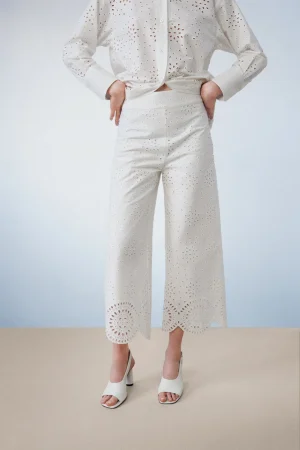 Sfera tiene los pantalones ideales para que luzcan este verano las jóvenes mamás 91 Merca2.es 2024050812111177941 Merca2.es