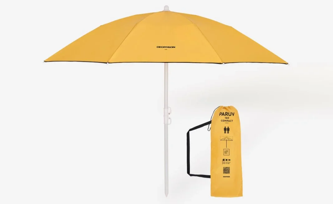 Decathlon tiene la sombrilla que va a triunfar este verano en la playa: protección a un gran precio