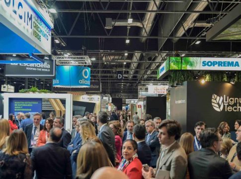 El sector agrícola sicos, las tecnologías exponenciales, además de todo tipo de equipamiento automatizado han revolucionado la forma de entender el conjunto de la gestión agraria. De hecho, España es uno de los países líderes a nivel mundial que está impulsando la digitalización de los cultivos mediante el surgimiento de un ecosistema empresarial de más de 750 compañías que se dedican exclusivamente al sector ‘agrotech’, que aplica las soluciones tecnológicas en el campo, por delante de territorios como Reino Unido o Francia. Así, con el propósito de crear un punto de encuentro nacional para este mercado en expansión y dar a conocer las últimas soluciones tecnológicas, tendencias en fertilización y equipamiento de nueva generación enfocados al mundo agrario nace la Feria del Campo 4.0 – Expo Agritech 2024. Del 26 al 28 de noviembre en Málaga, el salón será el epicentro tecnológico dedicado a estimular la competitividad de la agricultura española a través de la innovación, la calidad y la sostenibilidad. La primera edición de la Feria del Campo 4.0 reunirá a más de 8.000 profesionales: desde propietarios de explotaciones agrarias, ingenieros agrónomos, agricultores o técnicos, hasta representantes de cooperativas y asociaciones, entre otros actores. Todos ellos acudirán en búsqueda de una solución que les permita incrementar la rentabilidad de su producción. Los encargados de dar a conocer estas soluciones serán las más de 170 firmas expositoras y centros tecnológicos que se citarán en el salón, las cuales mostrarán lo último en maquinaria, equipos de siembra, sistemas de riego, dispositivos tecnológicos, sistemas de gestión, equipamientos automatizados y de postcosecha, soluciones de rendimiento agrícola, nuevas generaciones de fertilizantes, etc… para fomentar la rentabilidad, la eficiencia energética, mejorar la gestión del agua y fortalecer la sostenibilidad y la seguridad alimentaria. A su vez, el encuentro acogerá el Congreso Nacional Agritech 4.0, el mayor foro de innovación para la industria agraria, que congregará a más de 260 voces expertas. En los escenarios de la cumbre se abordarán las capacidades que proporciona la tecnología en el campo con el telón de fondo de la nueva PAC, los objetivos sostenibles del Pacto Verde Europeo, el auge de los precios de los alimentos y la problemática de la falta de relevo generacional. Igualmente, el congreso dispondrá de foros verticales organizados por especialización productiva. De este modo, se analizará al detalle el estado y desarrollo del olivar, la viña, la horticultura, los frutales y los cultivos extensivos, al mismo tiempo que se llevarán a cabo agendas exclusivas enfocadas a diferentes perfiles profesionales como los dueños de explotaciones agrarias, ingenieros agrónomos, cooperativas y denominaciones de origen. Además de la zona expositiva y congresual, en el marco del salón se celebrarán distintas actividades paralelas con miras a promover la creación de contactos a partir de los que erigir futuros proyectos transformadores. Algunas de ellas son los AgriTech Innovation Awards 2024, galardones que reconocen aquellos proyectos que están liderando la transformación digital del ámbito agrario; el Almuerzo de líderes, una comida entre empresarios de la industria y administraciones para facilitar las relaciones; o el AgriTech Startup Forum, donde se da visibilidad a las empresas tecnológicas emergentes que disponen de una propuesta de valor viable y escalable para el campo. Sector agrícola