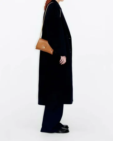 Bandolera de mujer de piel con solapa y asa de cadena de Bimba y Lola