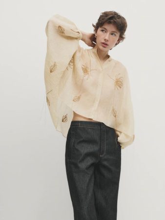 Massimo Dutti acaba de lanzar una colección de blusas ideal para resaltar tu bronceado 24 Merca2.es CAMISA CAPA DETALLE BORDADO