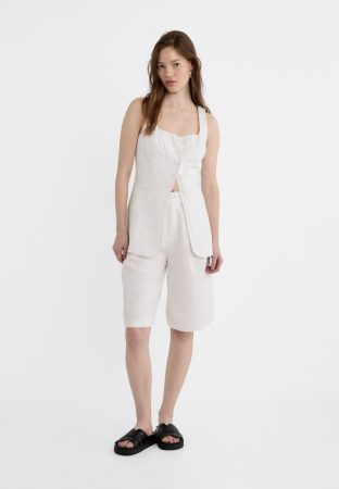 CHALECO ESCOTE CUADRADO CON LINO Y BERMUDA VESTIR