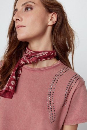 Camiseta tachas hombros