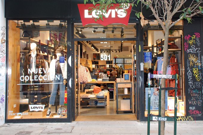 Levi's y Zalando lideran el cambio sostenible: sus campañas con IA ahorran miles de litros de agua 3 Merca2.es Establecimiento de Levi's