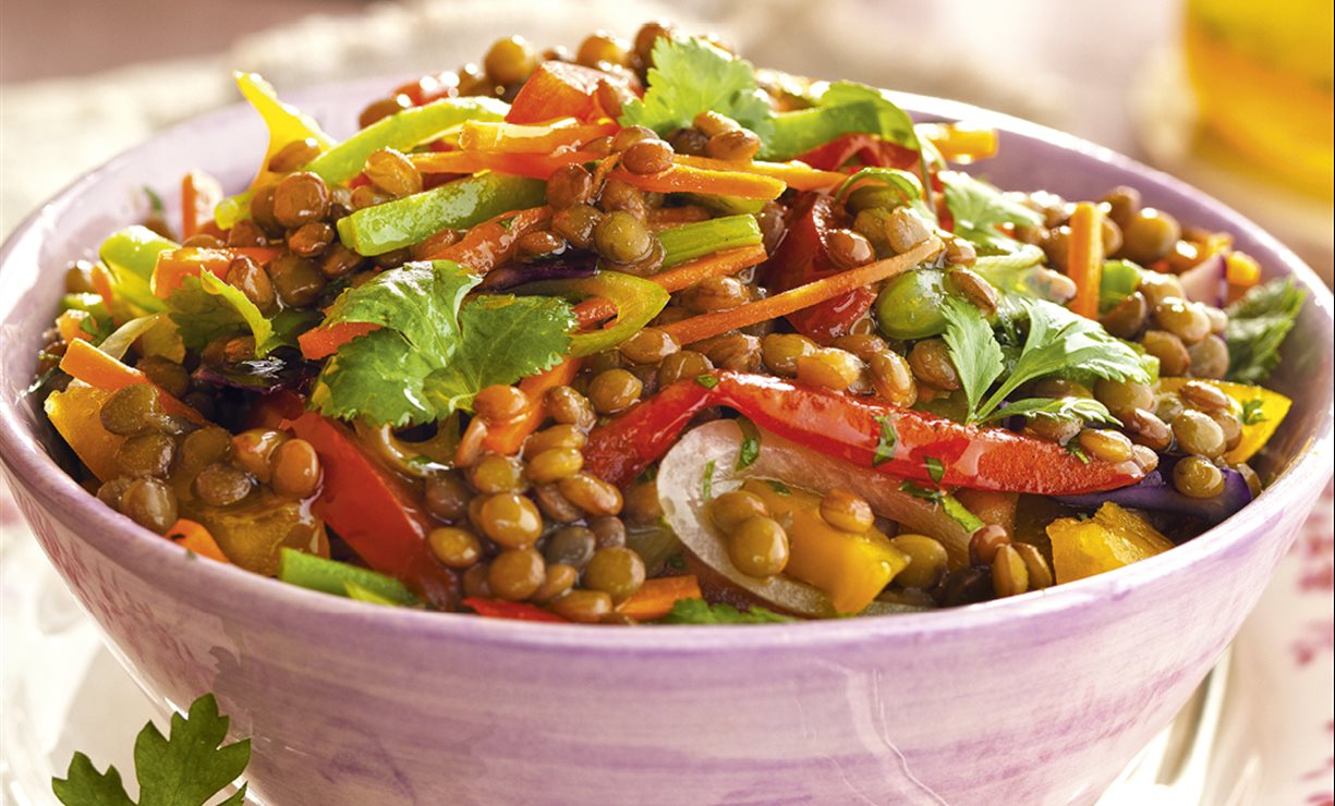 Ensaladilla de lentejas: Hierro y fibra en un plato que puedes llevar a la oficina 1 Merca2.es PROPIEDADES NUTRICIONALES DE LAS LENTEJAS