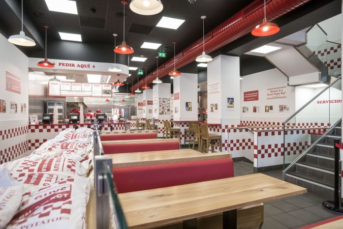 EuropaPress 1594405 catalunya la hamburgueseria five guys abre primer restaurante barcelona Merca2.es