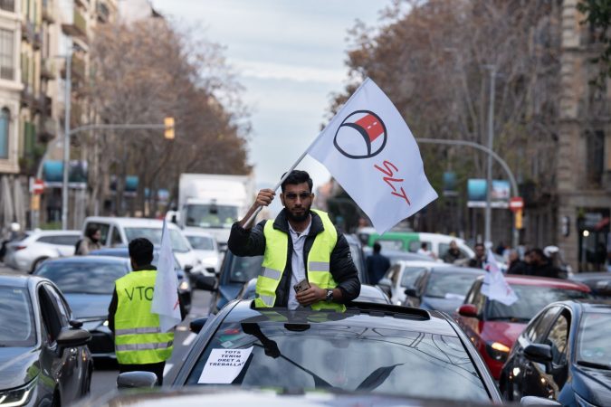 Los malos sueldos de los conductores de Uber, Cabify y Bolt protegen a la patronal de la huelga 1 Merca2.es EuropaPress 5605921 trabajador sector vtc manifestacion 28 noviembre 2023 barcelona catalunya Merca2.es