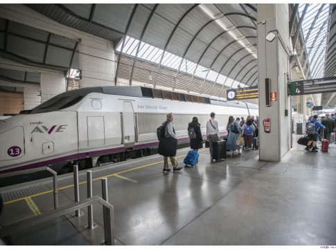 EuropaPress_5927574_viajeros_estacion_tren