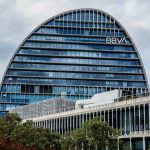 CaixaBank y BBVA crecerán un 2-3% anual; Santander avanza en Reino Unido y Unicaja enfrenta más dudas
