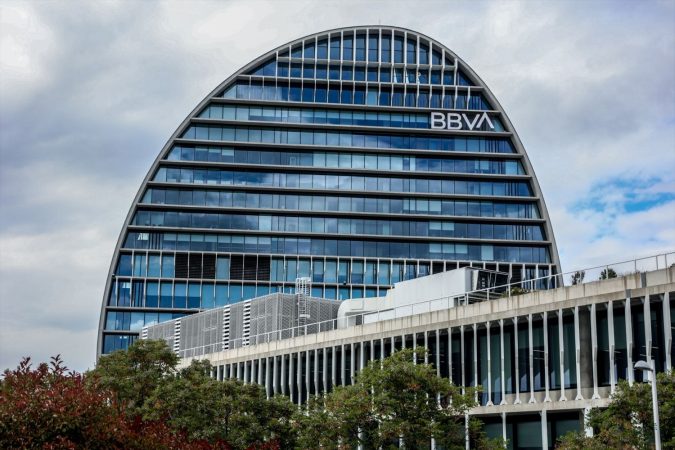 El principal obstáculo de la OPA entre BBVA y Banco Sabadell ya no es la CNMC