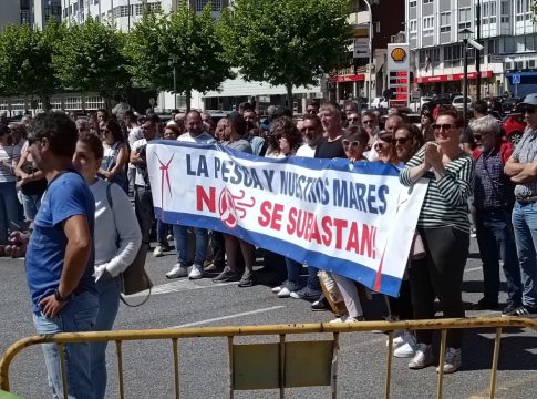 Cientos de pescadores se manifiestan en Cangas contra la eólica marina: 