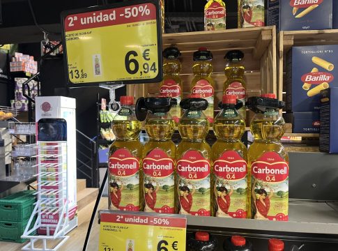 El Corte Inglés y Carrefour luchan por vender el aceite Carbonell más barato El Corte Inglés y Carrefour luchan por vender el aceite Carbonell más barato