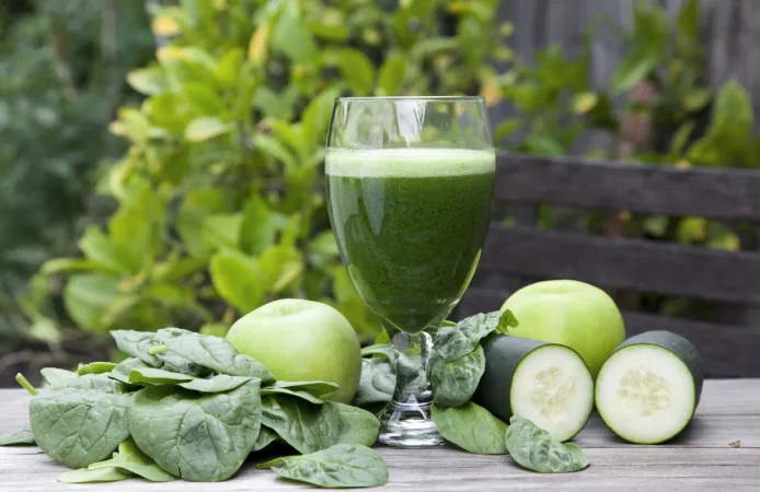 Jugo de espinacas y manzana Merca2.es