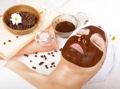 Mascarilla-casera-de-café Mascarilla eficaz con solo 2 ingredientes para eliminar los puntos negros de tu rostro