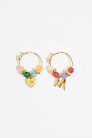 PENDIENTES LETRA M PIEDRAS MULTICOLORES