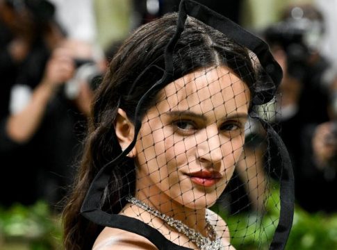 Rosalía-Vestido-Venganza-jpg El vestido transparente que une a Lindsay Lohan y Rosalía en un homenaje icónico