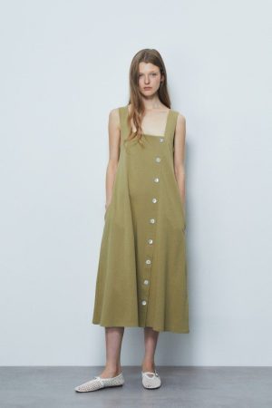 Sfera arrasa con esta colección de vestidos holgados perfectos para disimular barriguita 64 Merca2.es VESTIDO BOTONES EVASÉ