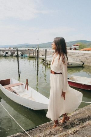 No te pierdas la colección de vestidos más pijos de Zara para presumir esta primavera 12 Merca2.es VESTIDO MIDI PLISADO CINTURÓN